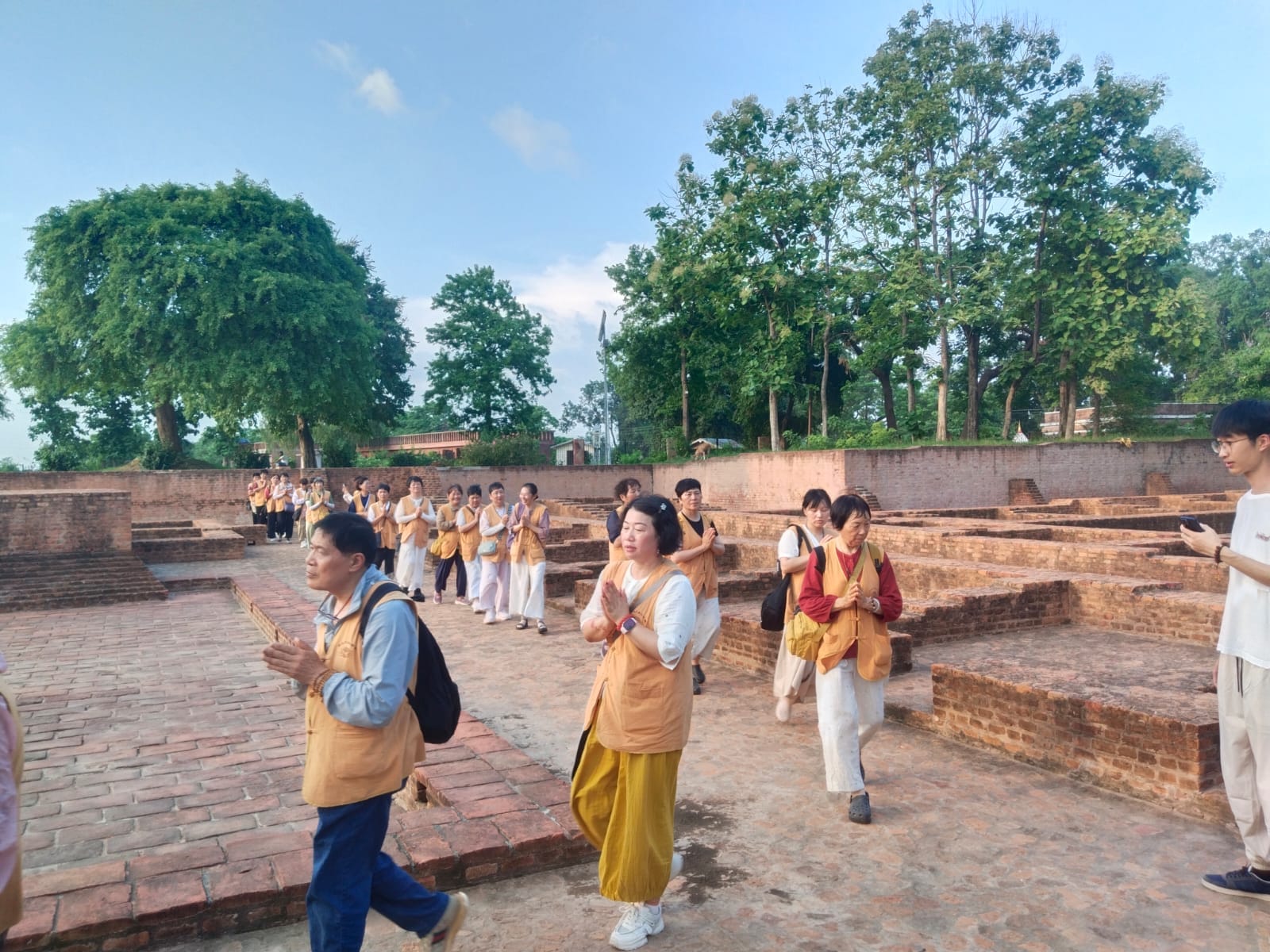  गंध कुटी में परिक्रमा करते बौद्ध अनुयायी।