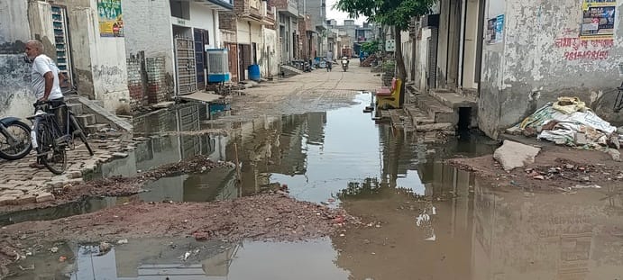 Kaithal News: गांव खरौदी में वर्षों से चली आ रही जल निकासी की समस्या अब गंभीर