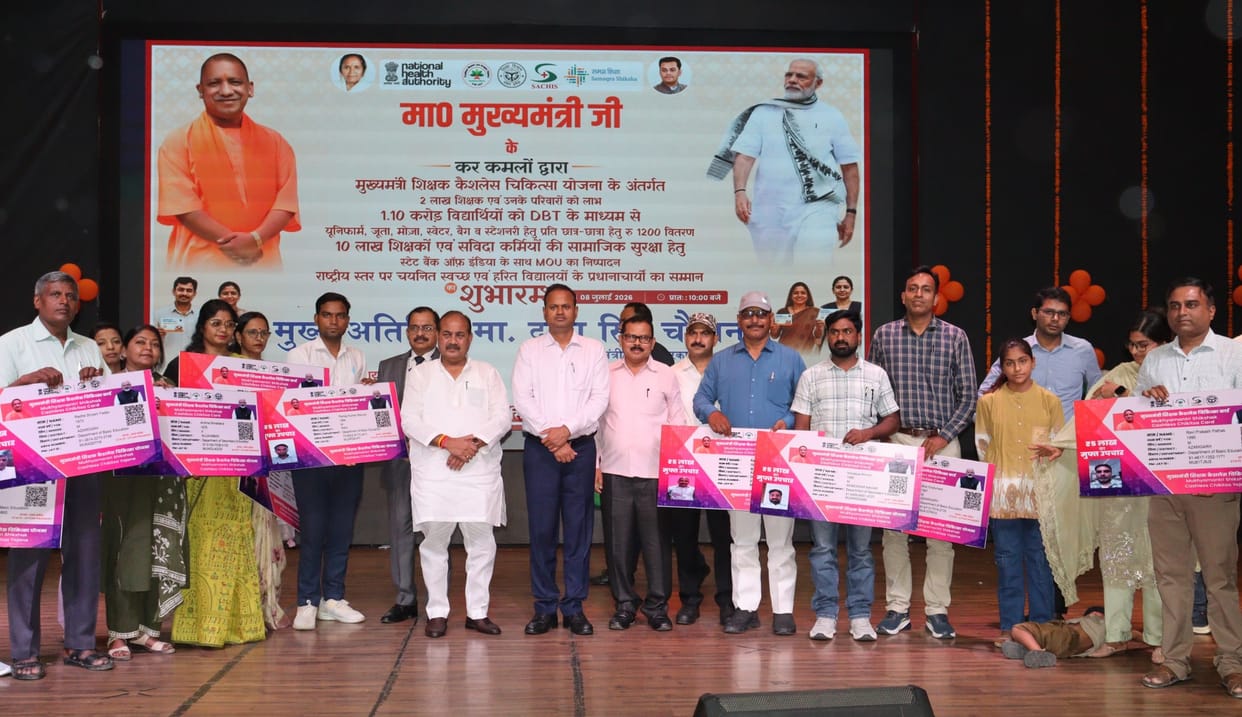 15 teachers received the Chief Minister Teacher Cashless Medical Scheme demo card