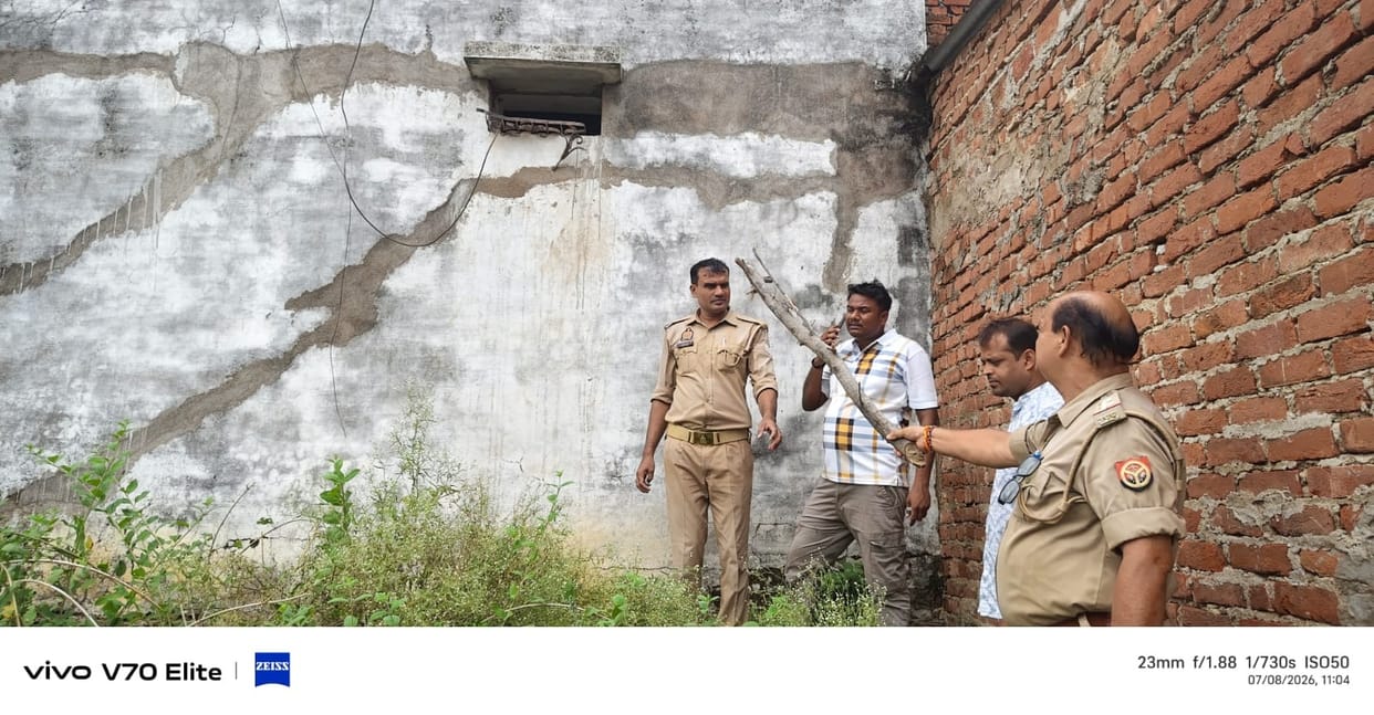 Two thieves broke into Indian Bank; unable to break open the strong room locker, they resorted to vandalism.