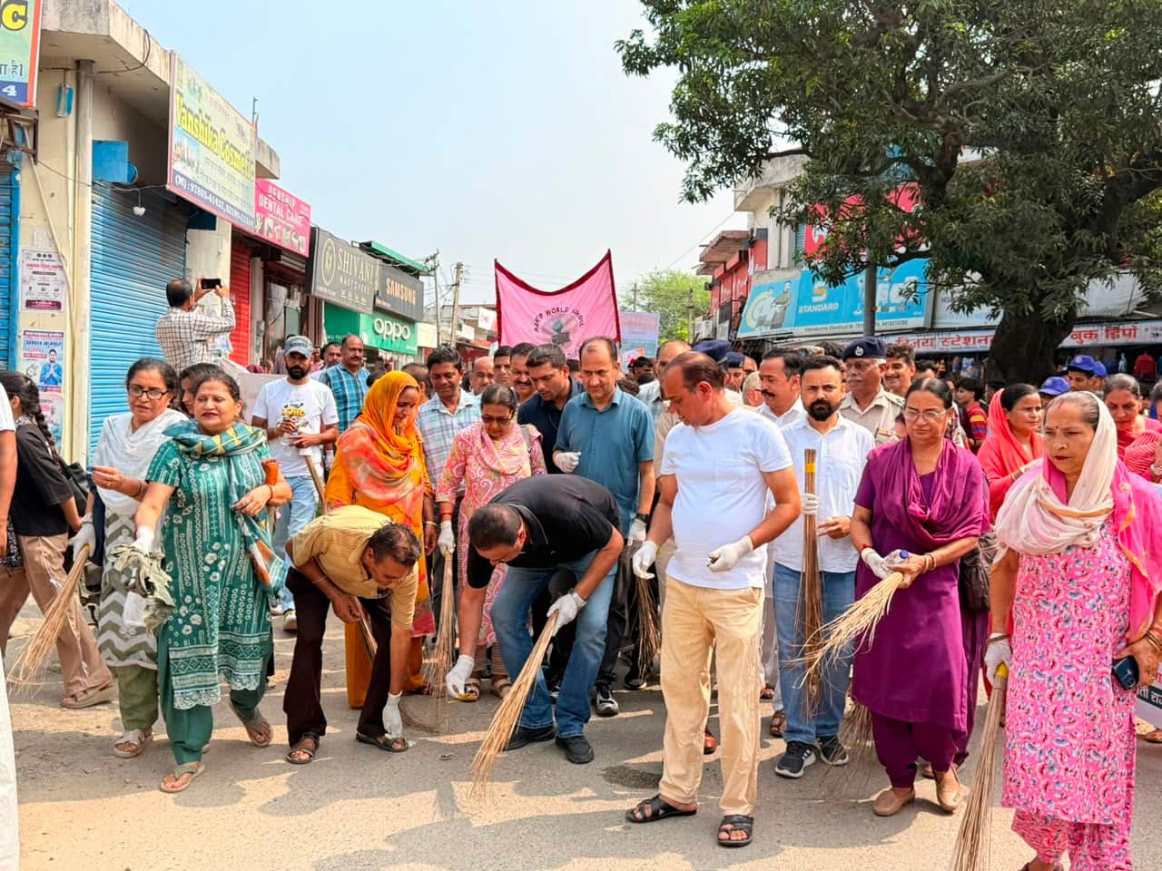 इंदौरा में सफाई अभियान में भाग लेते हुए विधायक मलेंद्र राजन और अन्य। जागरूक पाठक