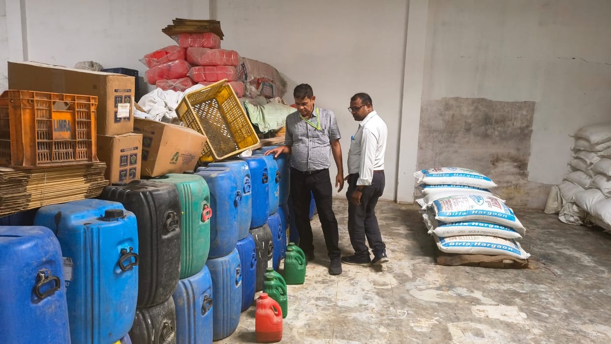 200 kg of spoiled food items, including expired pickles and cut lemons, were destroyed.