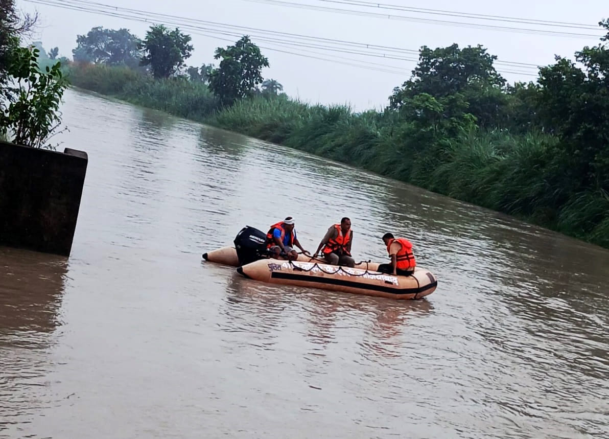 जहांगीरपुर स्थित नहर में डूबे युवक की तलाश करती फ़्लड पीएसी की टीम। संवाद