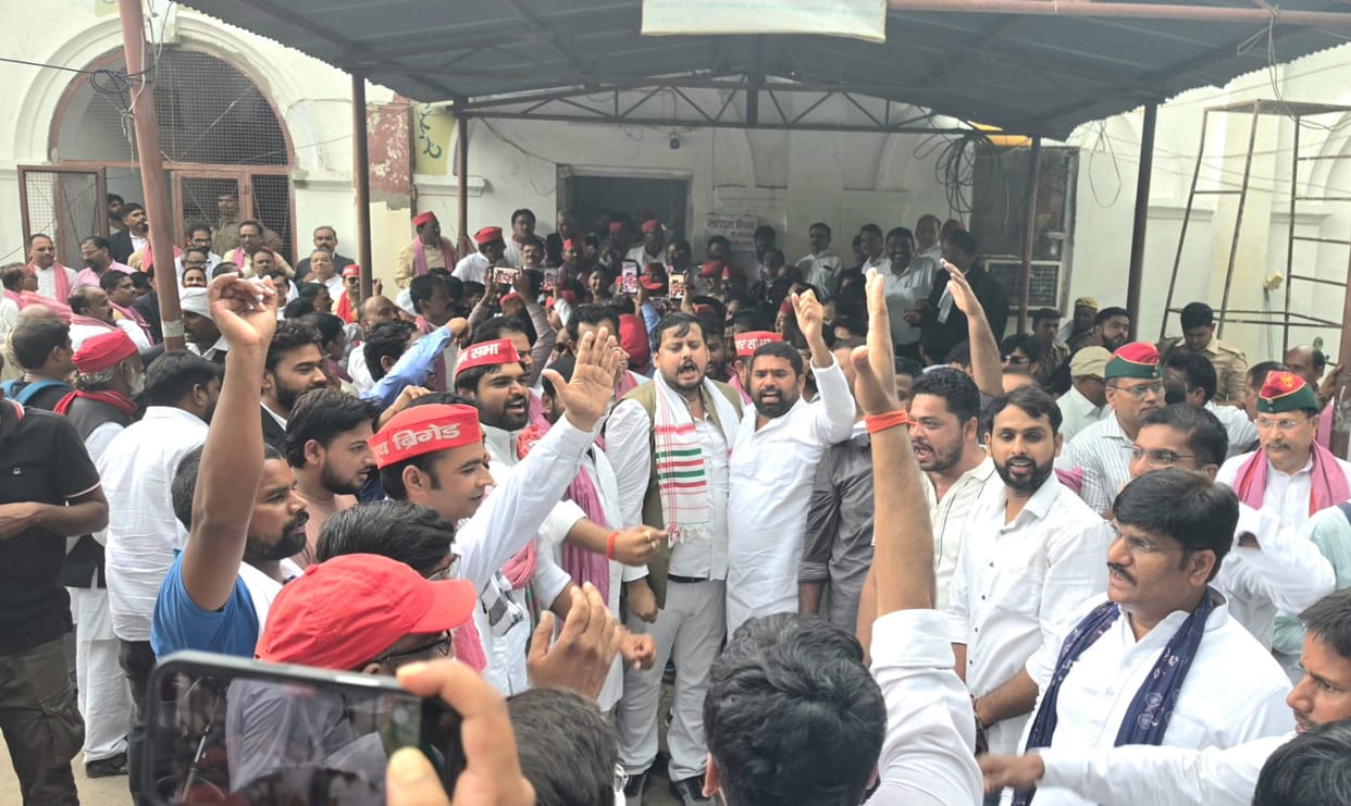 SP workers submitted a memorandum to the District Magistrate regarding remarks made about Akhilesh.
