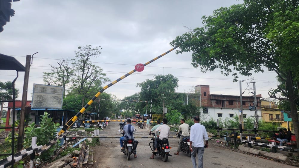 Railway crossing boom bent