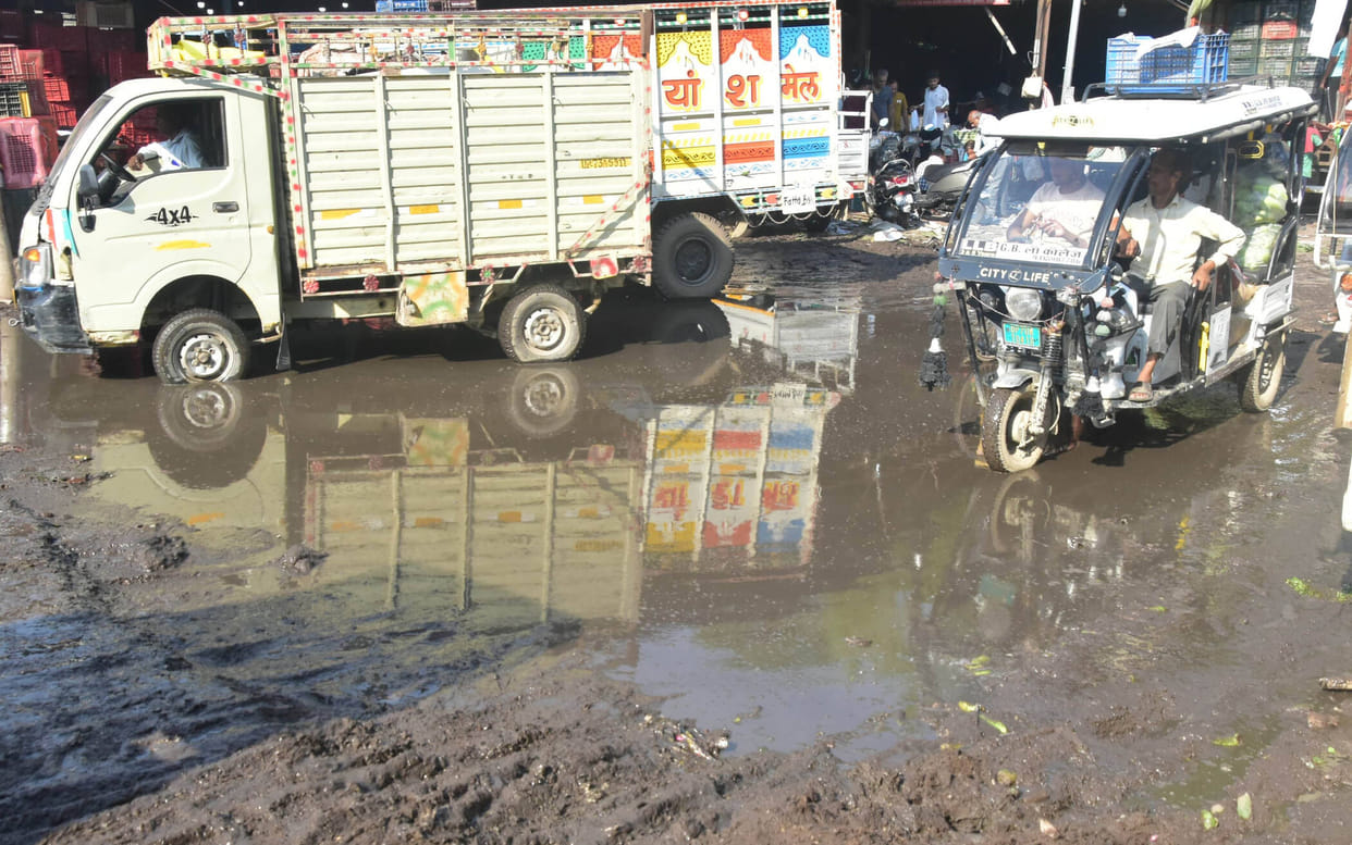 Roads submerged after three days of rain; Municipal Corporation's shortcomings exposed.