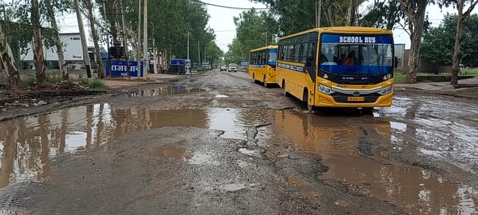 Chika-Patiala highway riddled with potholes due to rain; thousands of people from two states distressed.