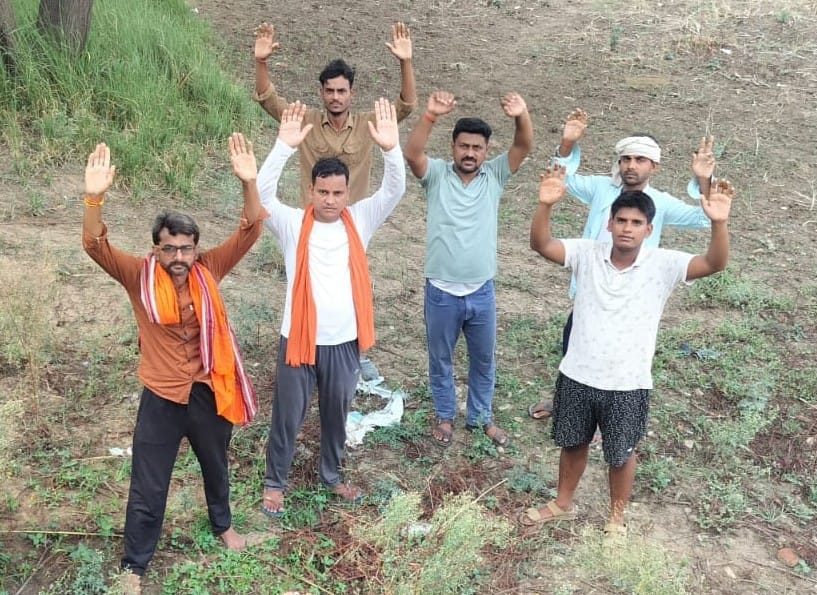 कौलापुर के बदरी गांव में प्रदर्शन करते किसान। संवाद