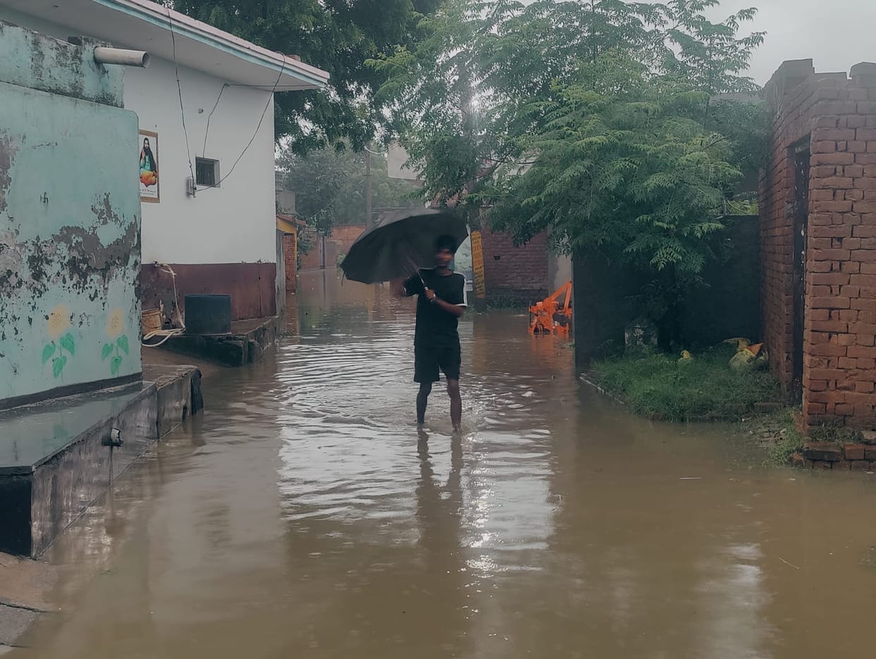 Drains in Sisauli and Kinanagar have turned into ponds.