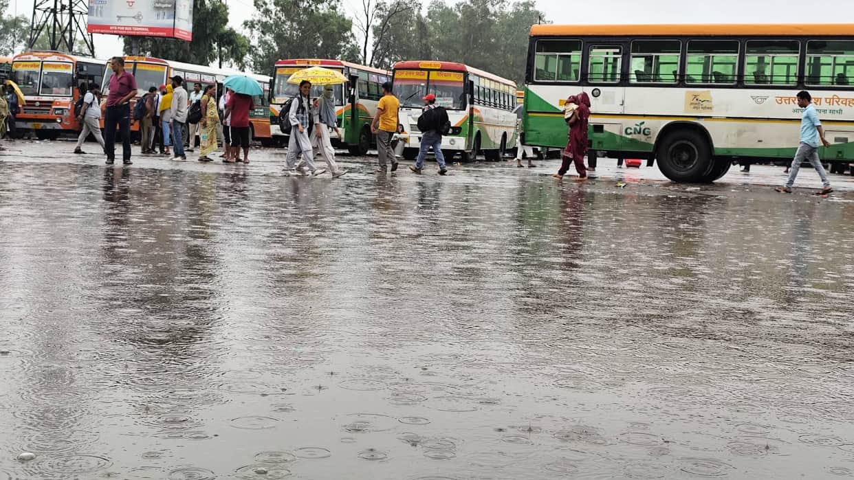 Waterlogging at Kaushambi bus terminal; people reported electric current in the water.