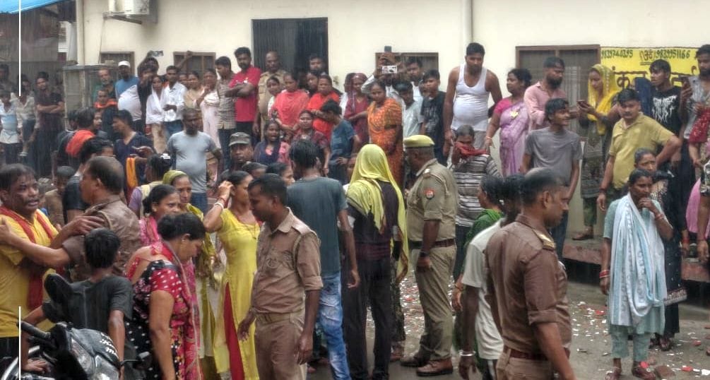 Protest held with auto-rickshaw driver's body, job and compensation demanded