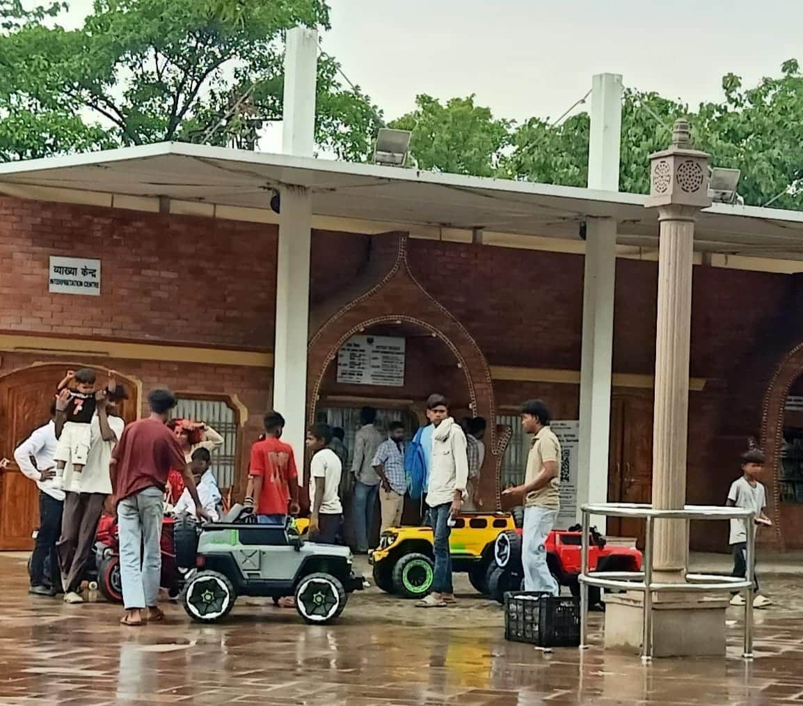 खिलौना गाड़ियों का टिकट काउंटर म्यूजियम गेट से संग्रहालय गेट तक आतंक