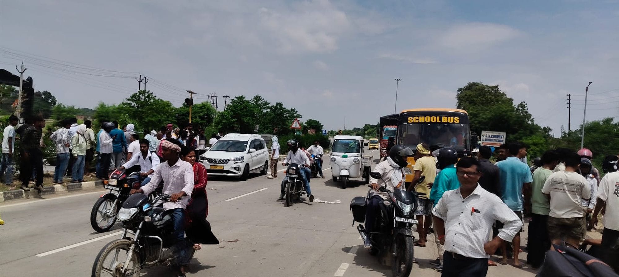 लंभुआ के डकाही मोड़ के पास घटनास्थल पर इकट्ठा ग्रामीण। स्रोत-ग्रामीण
