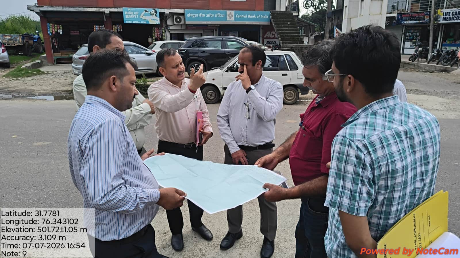 लोक निर्माण विभाग के प्रमुख अभियंता (परियोजना) एसपी जगोटा अधिकारियों के साथ बाजार में निरीक्षण 