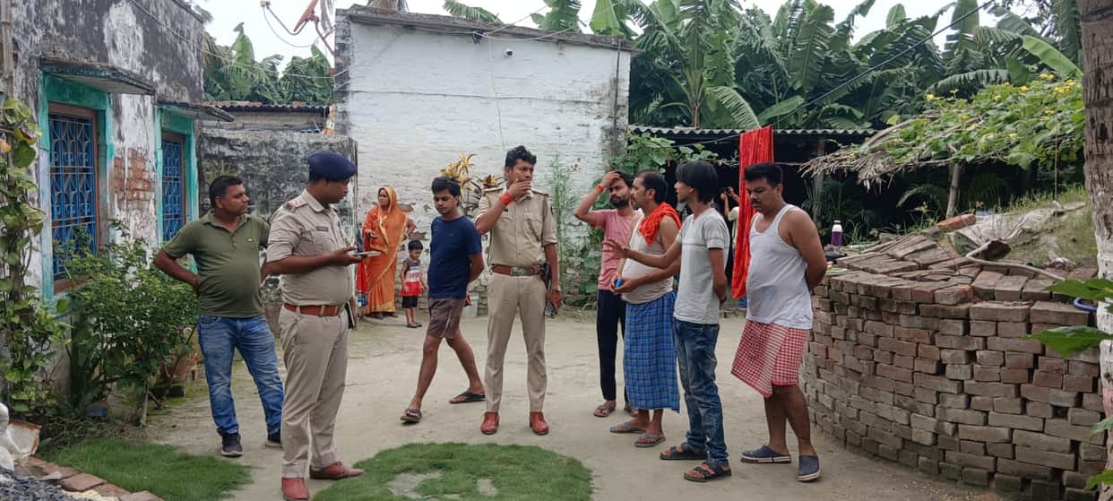 Bihar Vaishali Terror in Madarpur as Miscreants Hurl Bombs at Grocery Store Owner House 2 Live Bombs Recovered