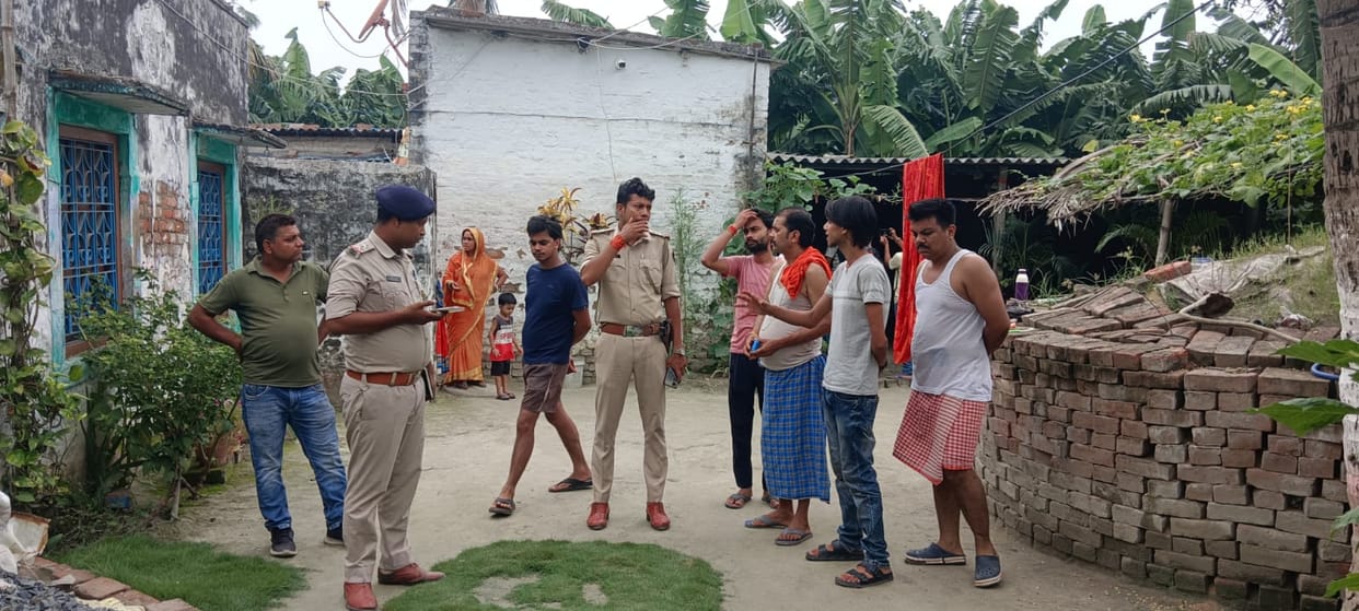 Bihar Vaishali Terror in Madarpur as Miscreants Hurl Bombs at Grocery Store Owner House 2 Live Bombs Recovered