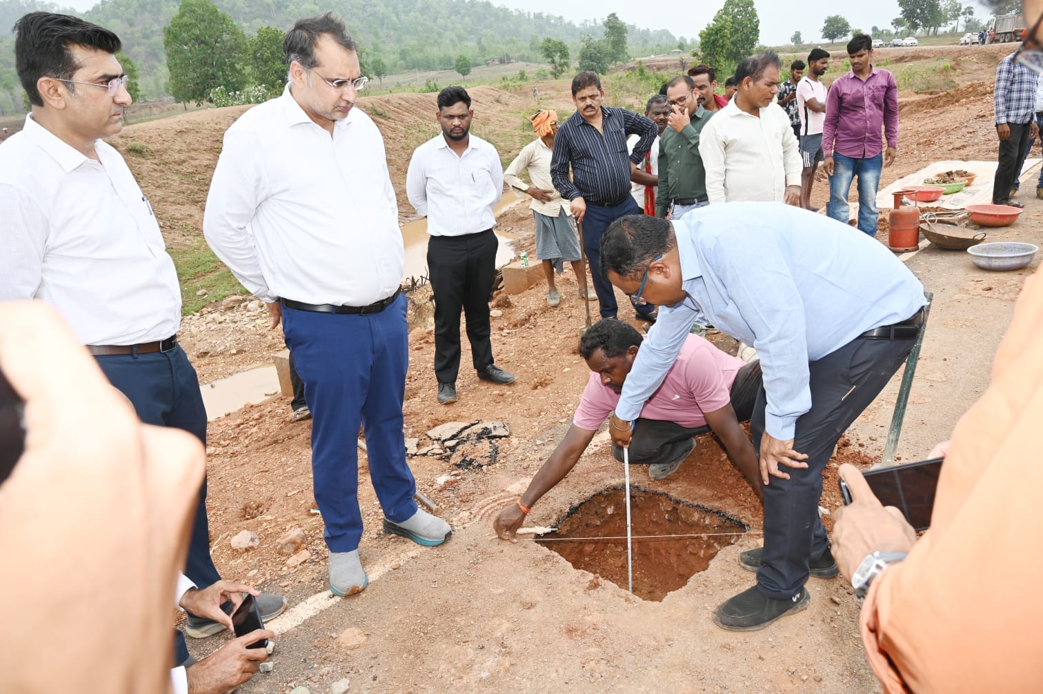 मौके पर सड़क की जांच के लिए पहुंची राज्य स्तर की टीम
