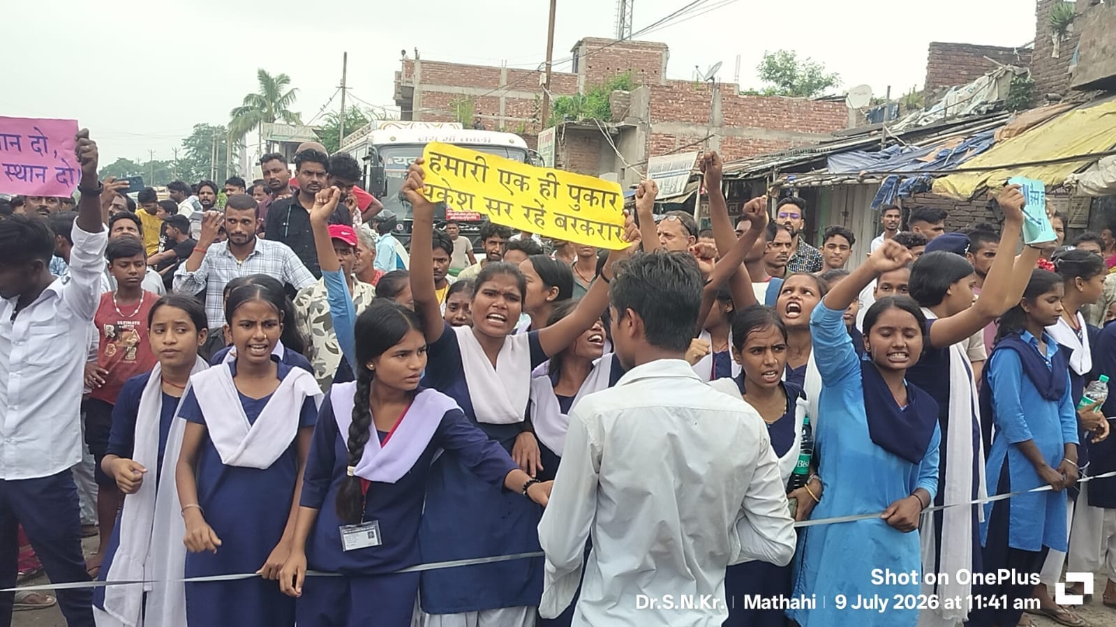 मठाही में नेशनल हाईवे को जाम कर प्रदर्शन करते छात्र