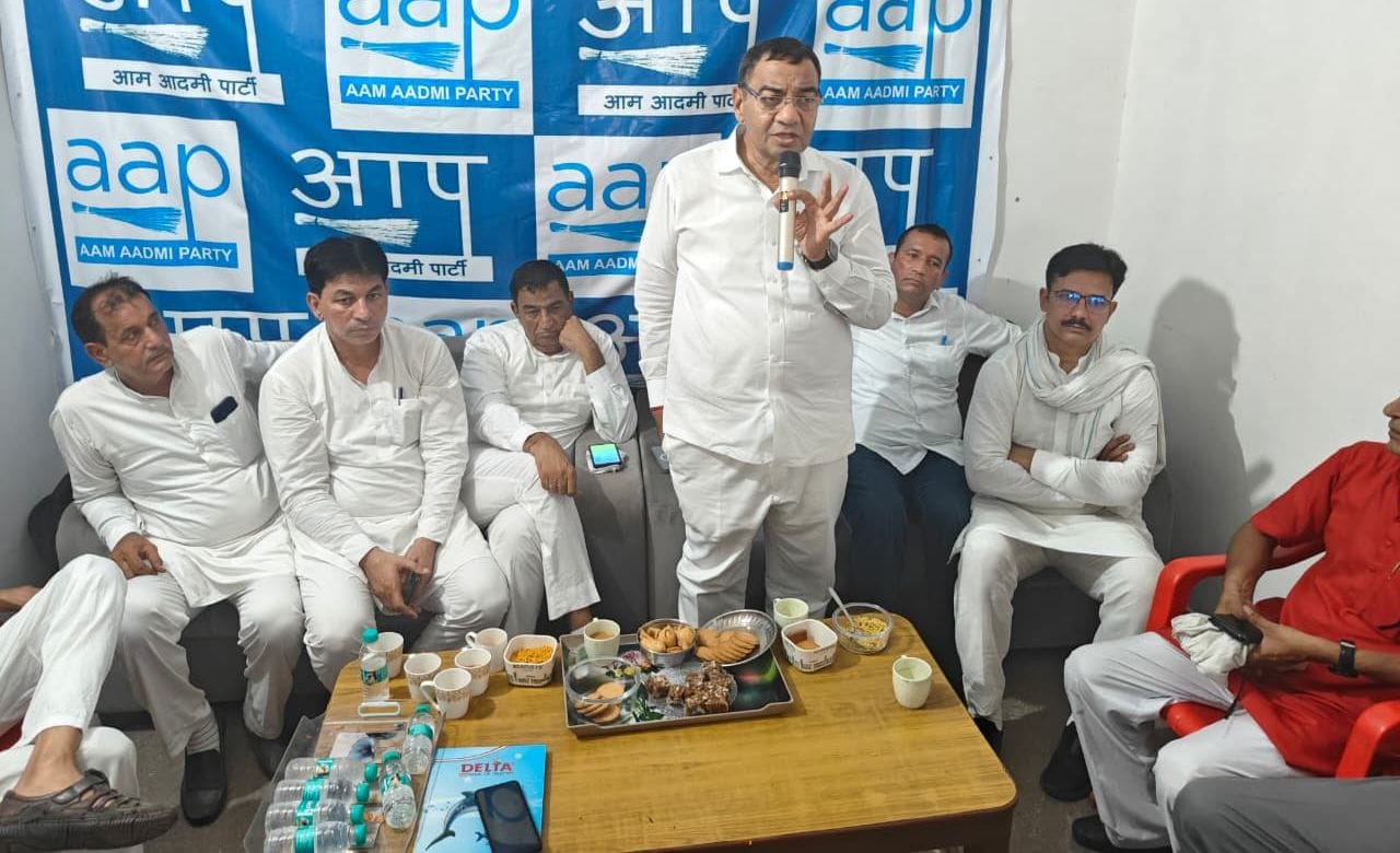 नेहरू कॉलोनी स्थित आप कार्यालय में पार्टी कार्यकर्ताओं को संबोधित करते डाॅ. सुशील गुप्ता। 