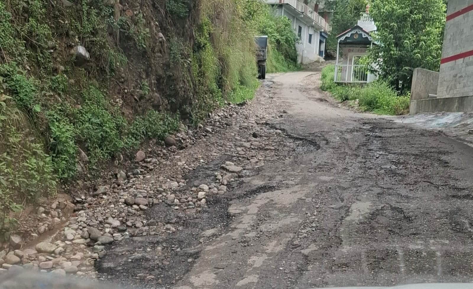 नलोट से जंगलबैरी वाया बजरौल सड़क की खराब हालत। संवाद