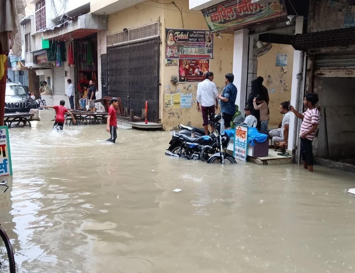 Torrential rain: Roads submerged, lanes turned into ponds, water flooded shops and homes.