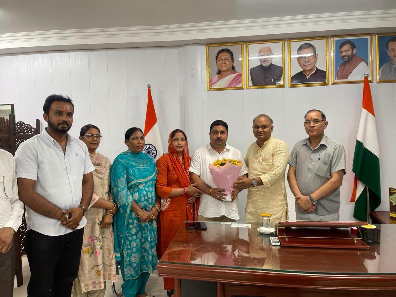 पंचकूला में सुभाष कलसाना को बधाई देते अमर सिंह नंदगढ़ व अन्य। प्रवक्ता