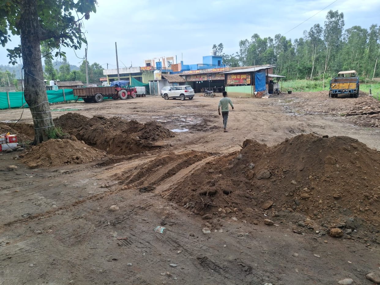 Allegations of bias in the digging of highway-side trenches; people raise questions.