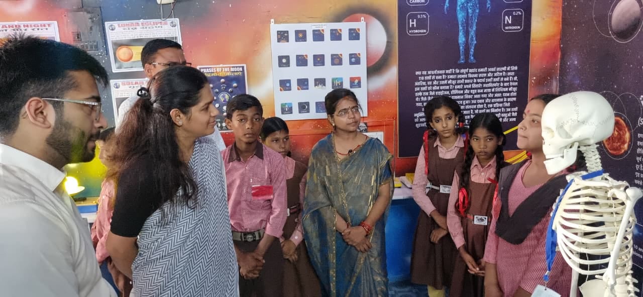 प्राथमिक विद्यालय सिसवा में खगोल विज्ञान प्रयोगशाला का शुभारंभ करती डीएम।