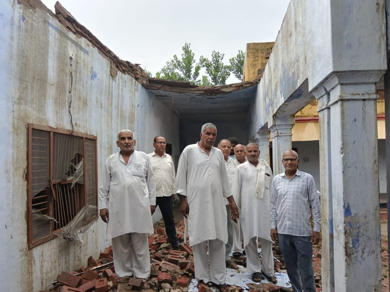 Dilapidated building of Kisan Inter College collapses during rain; demand for inquiry by DM.