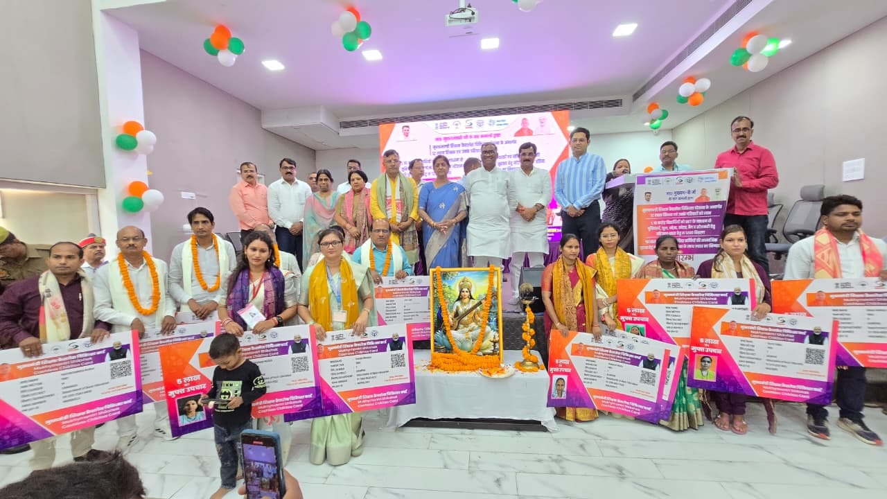 राज्यमंत्री गिरीश चंद्र यादव, राज्यसभा सांसद सीमा द्विवेदी व अन्य अतिथियों के साथ मुख्यमंत्री क