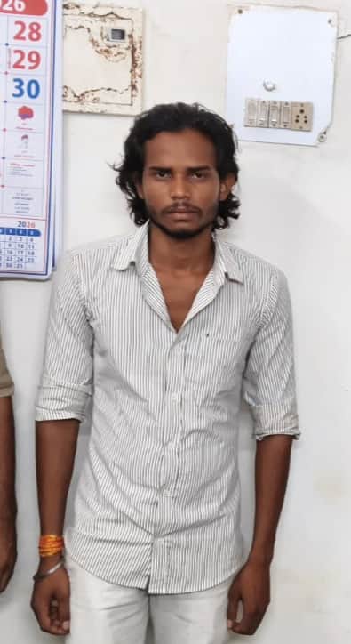 रेलवे लाइन पर पत्थर रखकर राजधानी एक्सप्रेस दुर्घटनाग्रस्त करने का आरोपी विवेक कुमार उर्फ शिवा। 