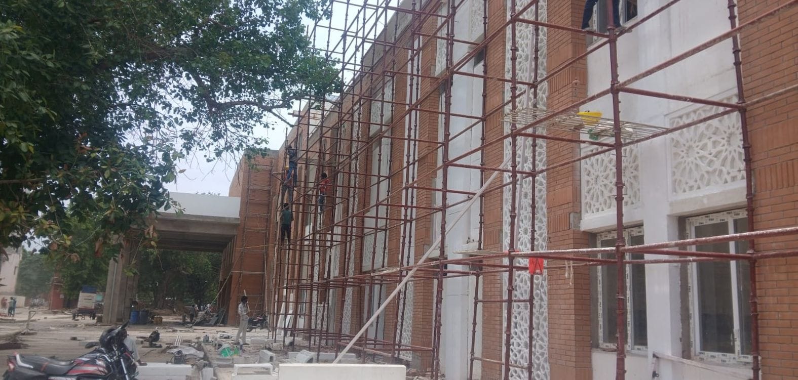  रेलवे स्टेशन के नए भवन निर्माण के लिए चल रहा काम। संवाद