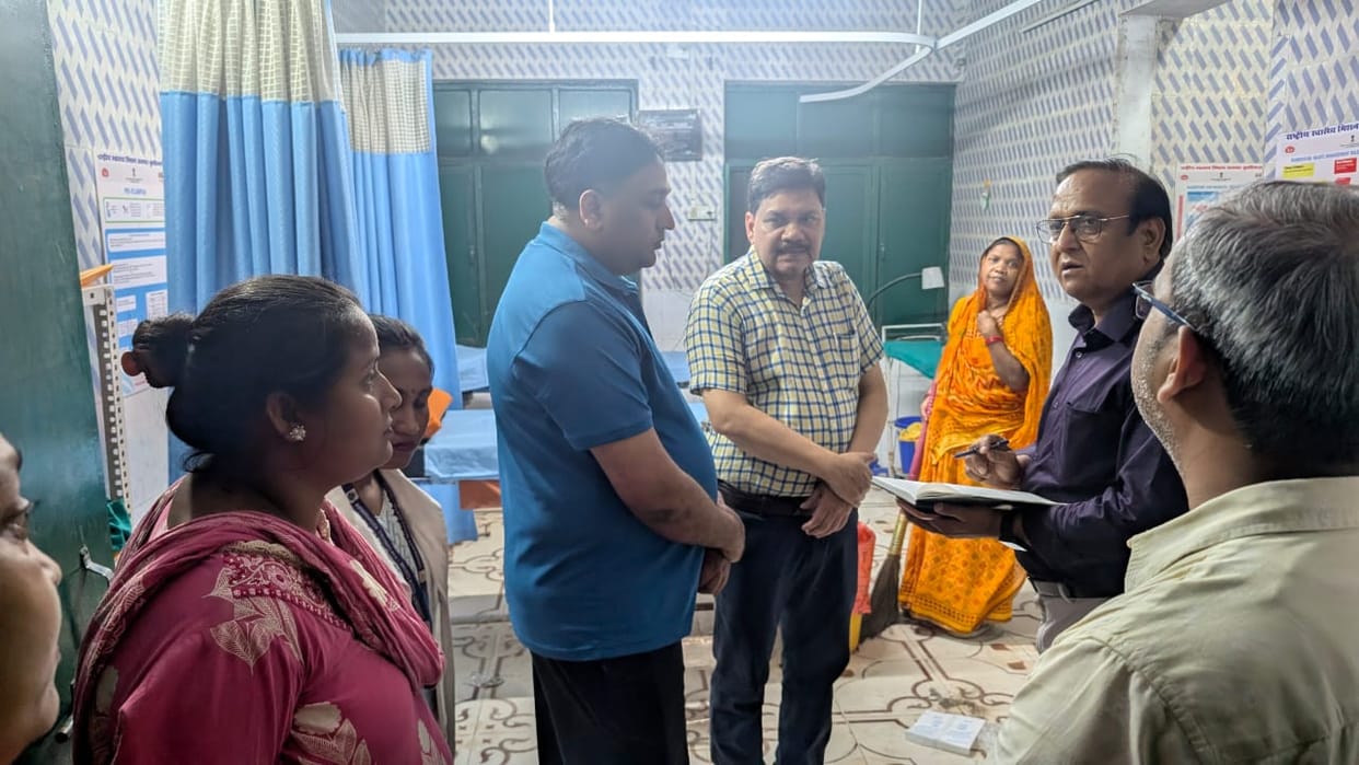 Ward boy was administering treatment in Ramkola; doctor found missing from the emergency ward in Vishunpura.