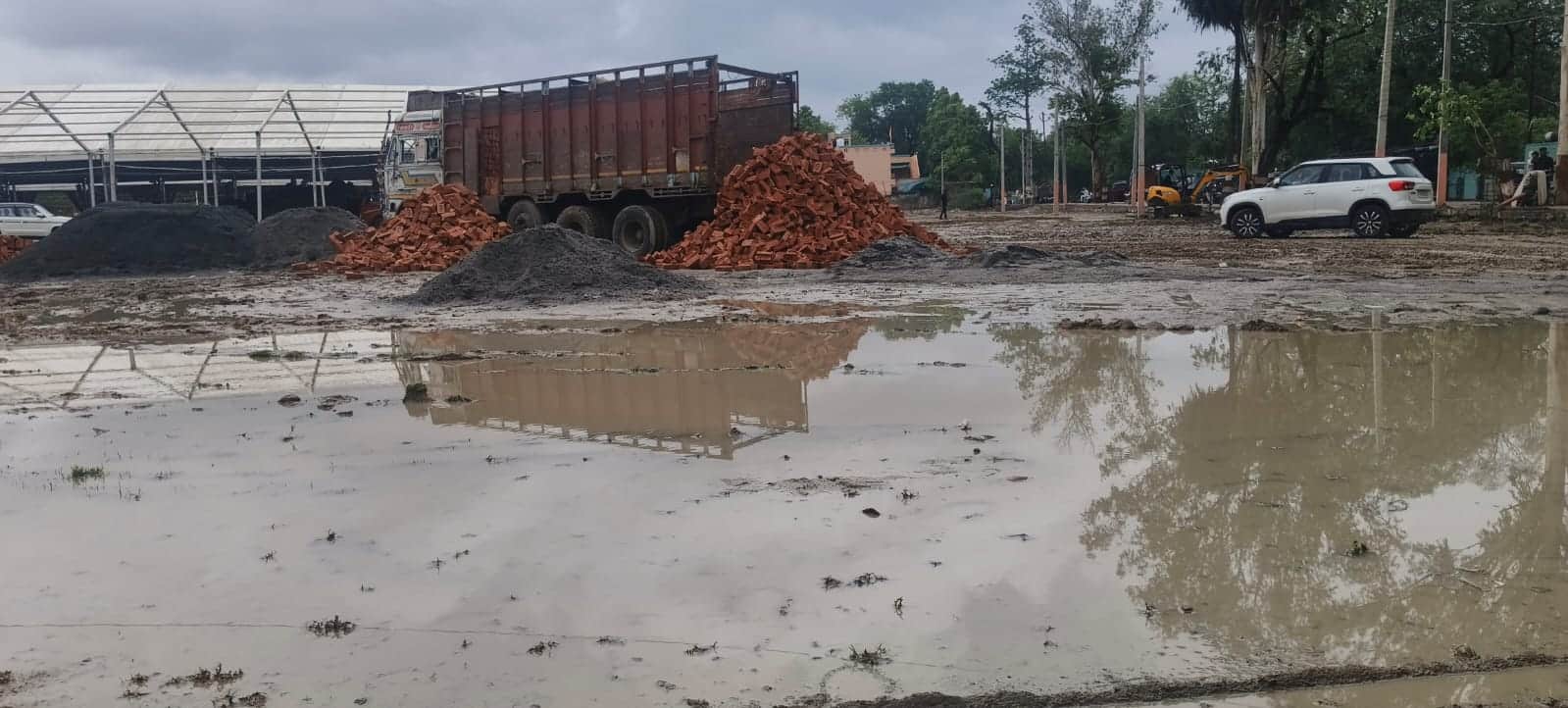 सीएम की सभा स्थल पर भरा पानी। संवाद