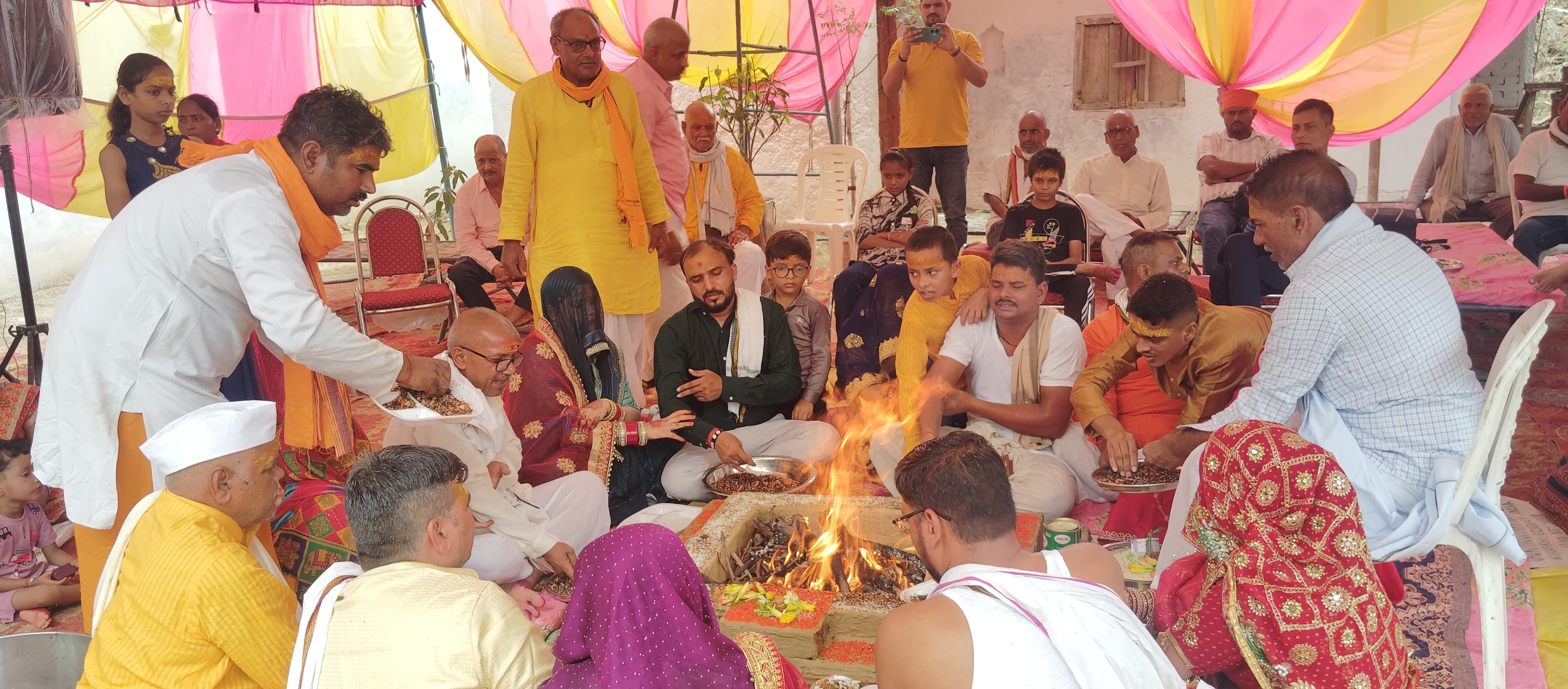 सुजानगंज क्षेत्र के गहरपारा गांव में  नर्मदेश्वर महादेव मंदिर की पुनर्स्थपना के मौके पर हवन करत