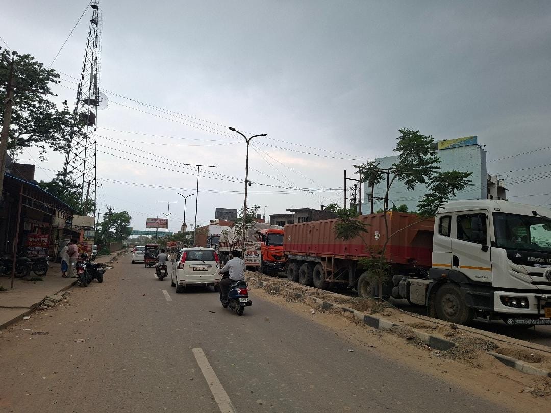 No reduction in truck queues; five-kilometer-long traffic jam at Sonauli border.