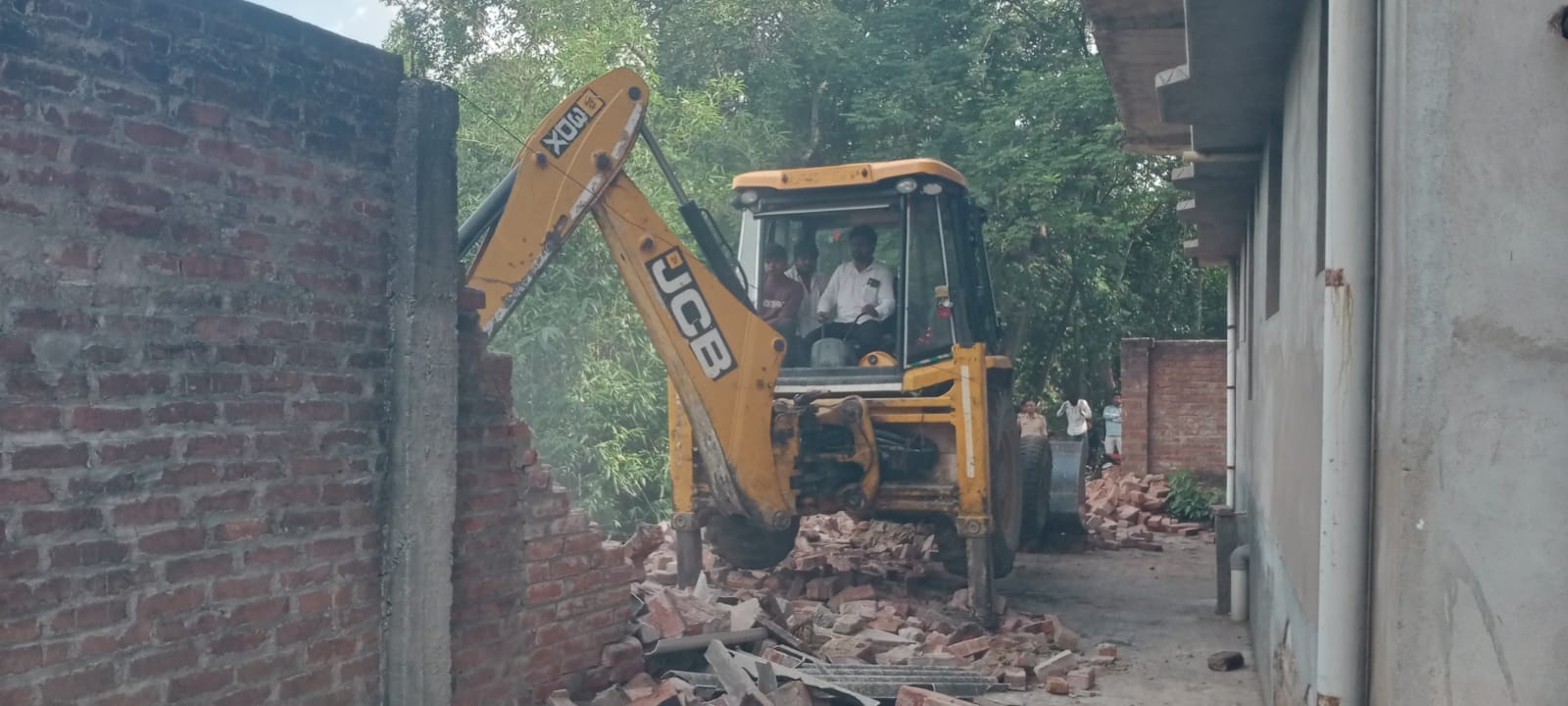 शाहगंज, हटाया जा रहा अतिक्रमण। स्रोत-संवाद