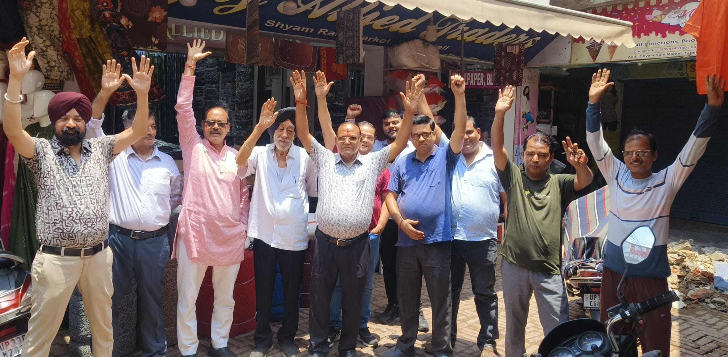 शहर के सब्जीमंडी में विभिन्न समस्याओं को लेकर प्रदर्शन करते व्यापारी।