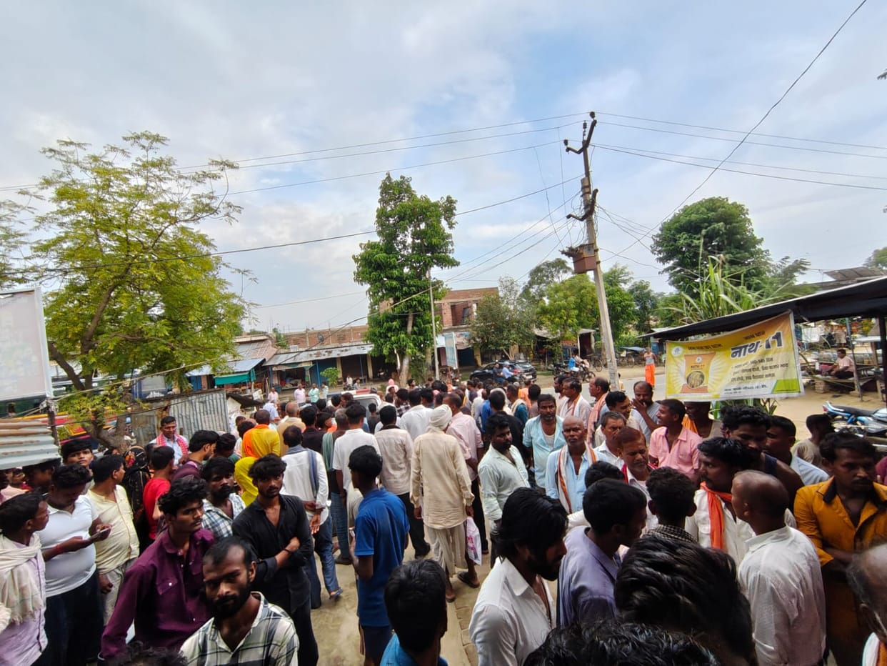 Protest held by placing the body in front of the shop following the death of a middle-aged man.