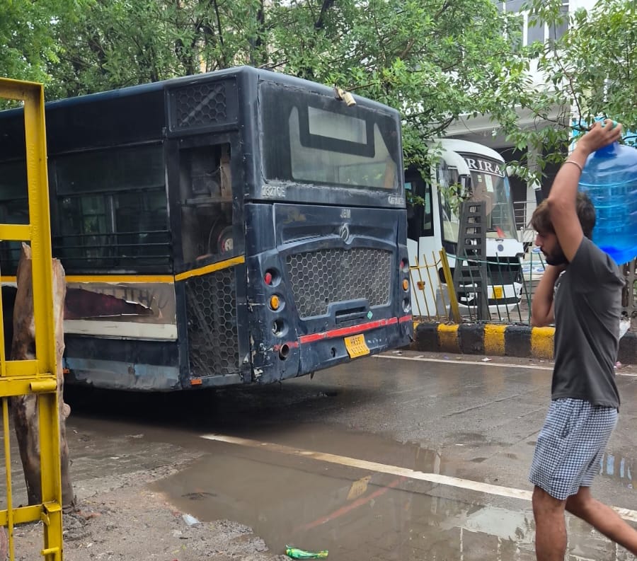 Traffic jam on Tigaon Road due to a broken-down city bus.
