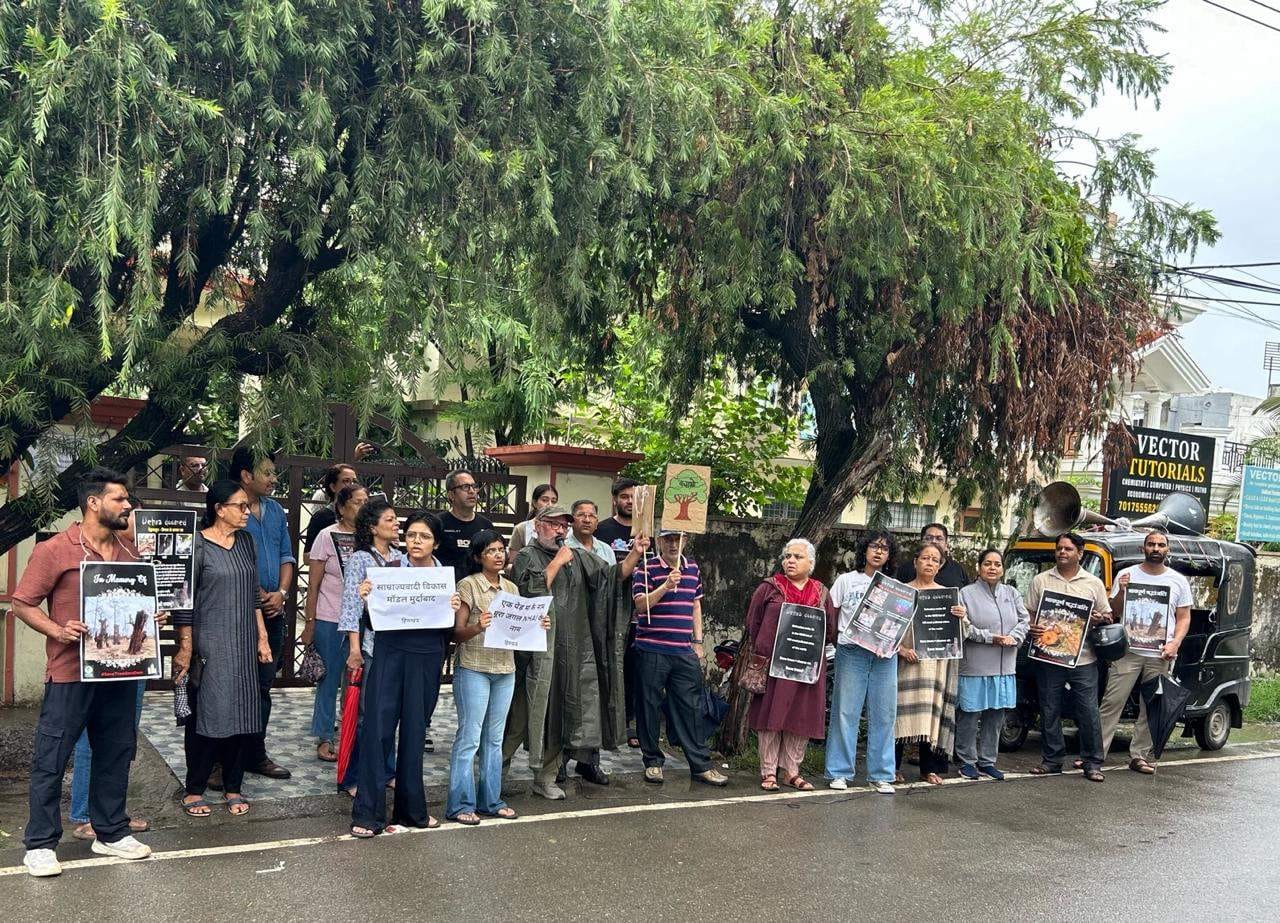 देहरादून जीएमएस रोड स्थित एनएचएआई कार्यालय के बाहर प्रदर्शन करते पर्यावरण प्रेमी: जागरुक पाठक