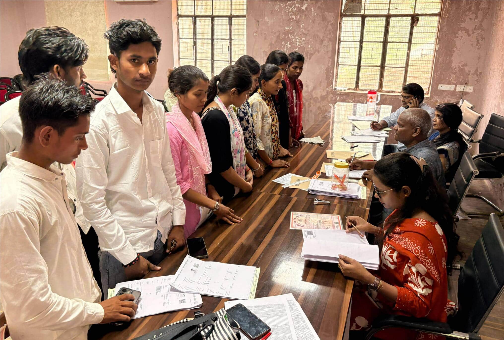 दुद्धी बीआरडी पीजी कालेज में एडमिशन के लिए काउंसिलिंग में प्रतिभाग करते छात्र-संवाद