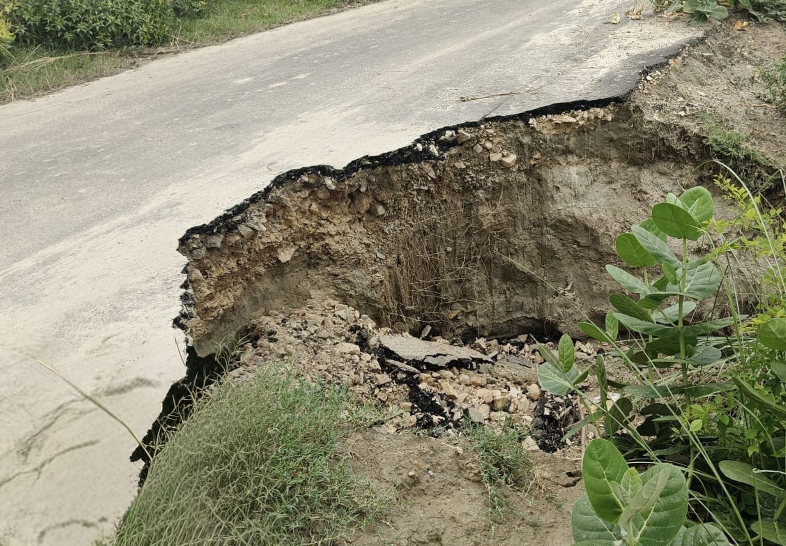 धम्मौर में शारदा सहायक खंड-49 नहर सड़क किनारे हुआ गड्ढा। स्रोत-सोशल मीडिया