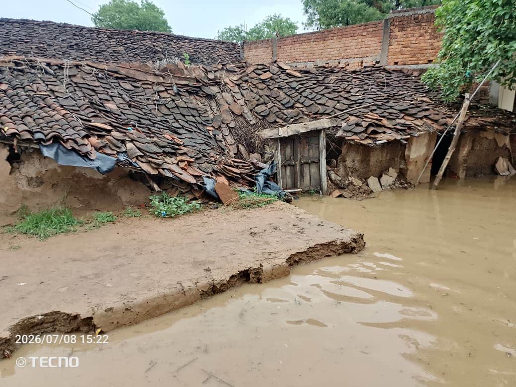 धांधू का डेरा में भरा पानी व गिरी झोपड़ी। संवाद