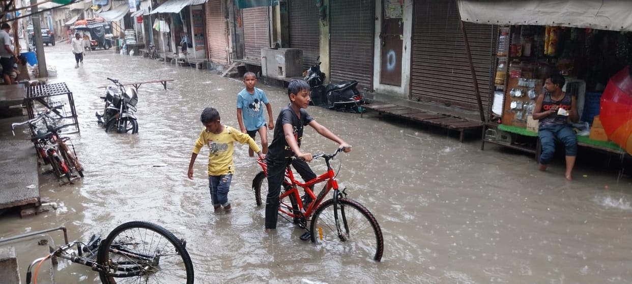 Drains overflow due to rain in Vijaygarh; waterlogging in the market.