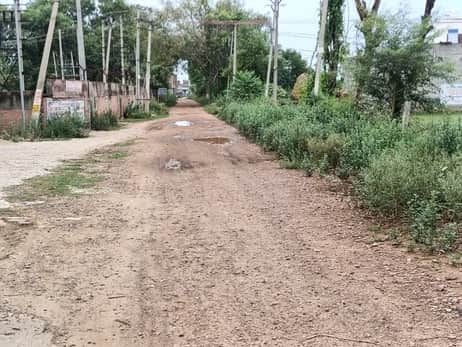 Work on the main road of Shri Rag Kheda left in limbo; commuters facing inconvenience.