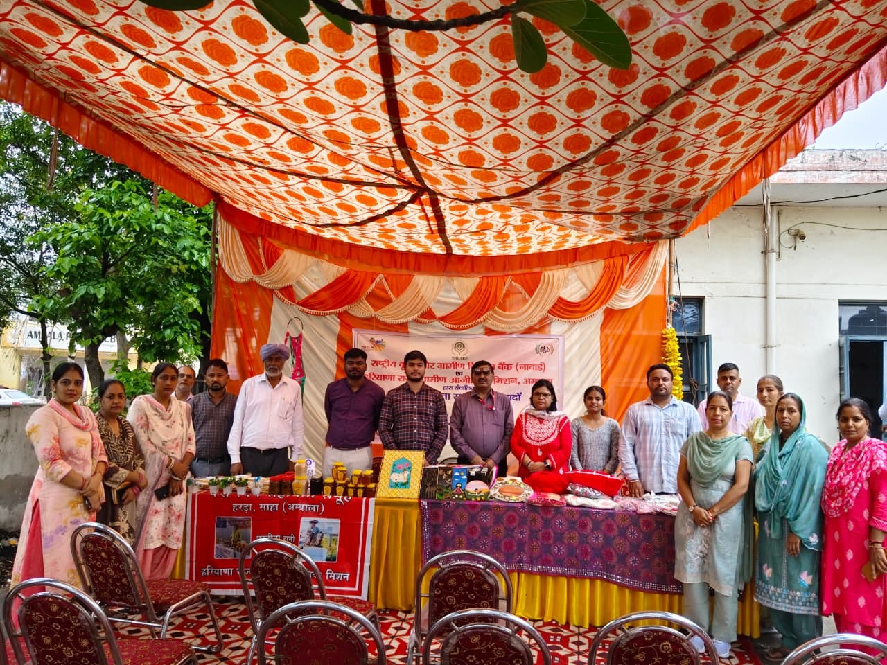 अंबाला सिटी के बीडीपीओ कार्यालय में लगाए विक्रय स्टाल पर मौजूद स्वयं सहायता समूह के सदस्य। प्रव