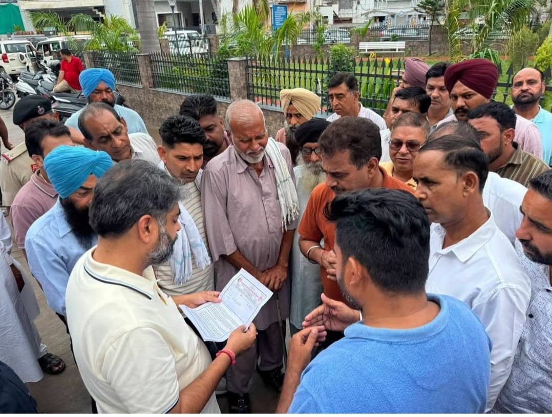 अंबाला सिटी के पूर्व विधायक असीम गोयल को मांग पत्र सौंपते हुए एंबुलेंस चालक व ईएमटी: स्वयं