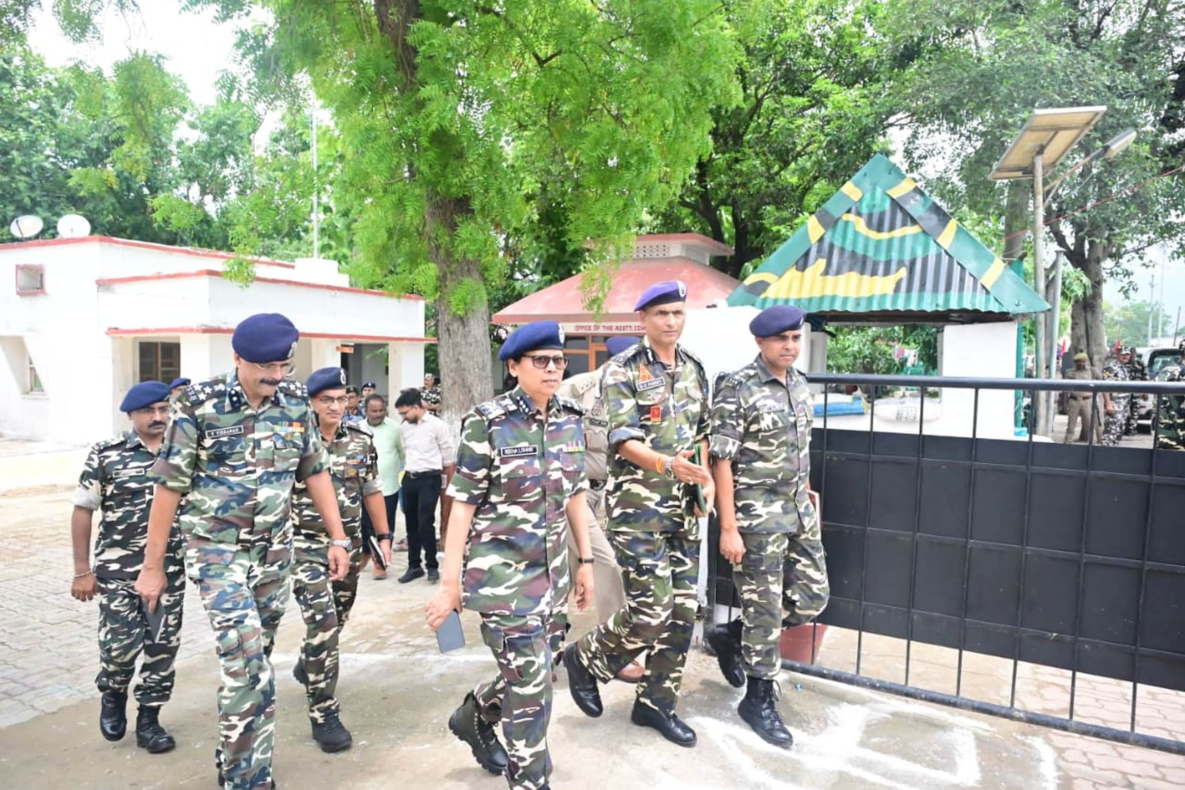 अगैया में एसएसबी कैंप कार्यालय का निरीक्षण करतीं अपर महानिदेशक रेखा लोहानी।
