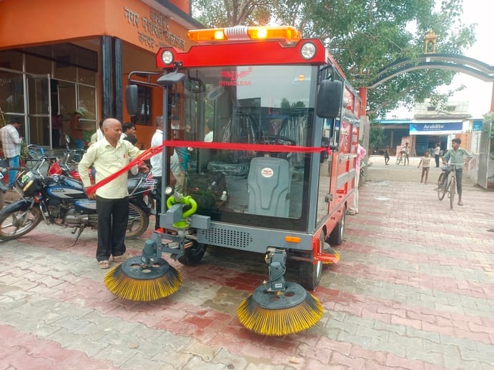 Cleaning in Alhaganj will be done using an EV cleaning machine.
